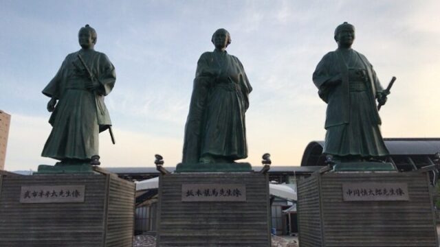 高知駅前の銅像