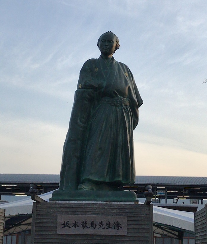 高知駅前の坂本龍馬像