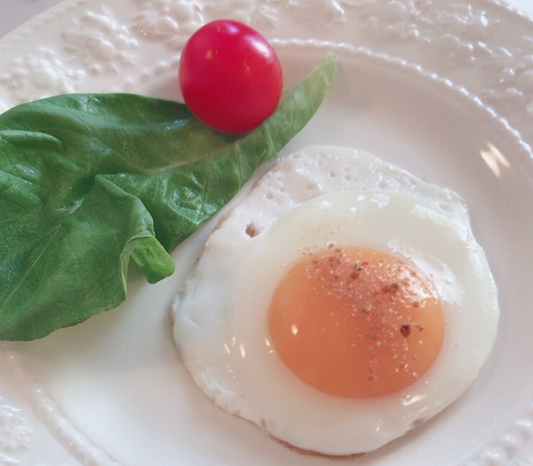 カルディのピリ辛エビ塩を使った目玉焼き