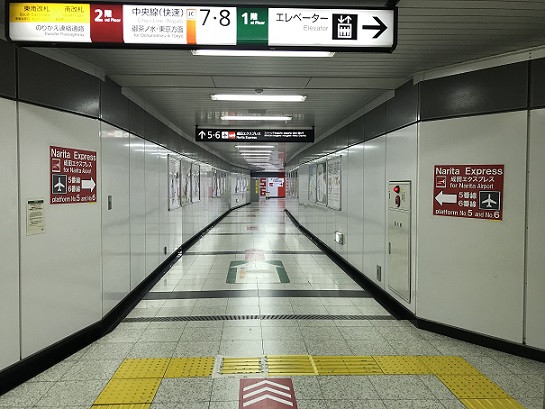JR新宿駅5番線ホームにに向かう通路