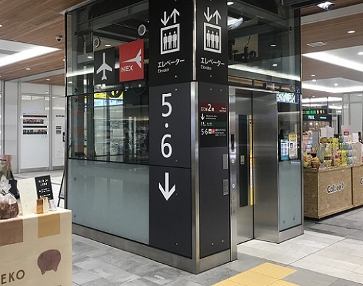 JR新宿駅5番線ホームに降りるエレベーター
