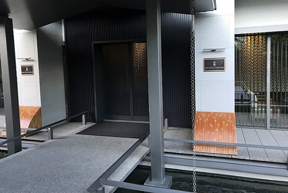 リッツカールトン京都の玄関