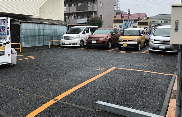 よしの食堂近くの駐車場