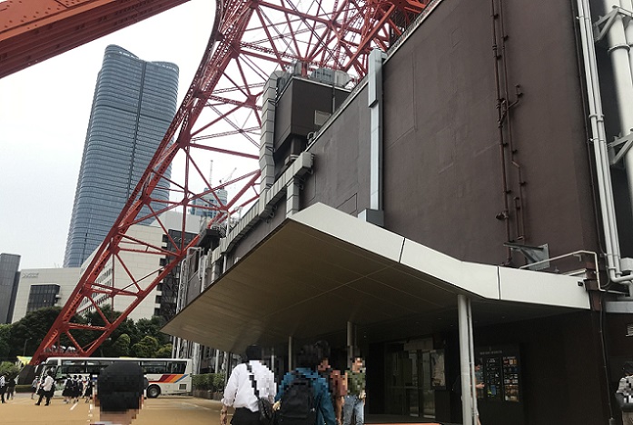 東京タワーの下