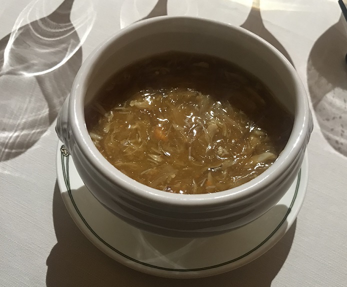富麗華の上海蟹肉入り ふかひれスープ