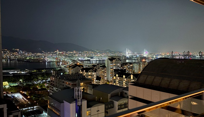 神戸シェラトンベイホテルのクラブラウンジの夜景
