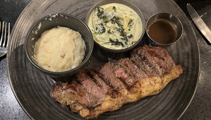 ロイヤルトンシックカンクンアンオートグラフコレクションのアンガス牛のステーキ