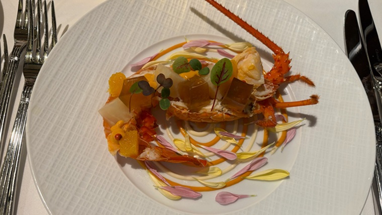 北斎の冷前菜：伊勢海老のサラダ アメリケーヌソースともって菊添え