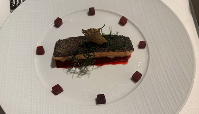 北斎のメイン：ノルウェーサーモンのミ・キュイ