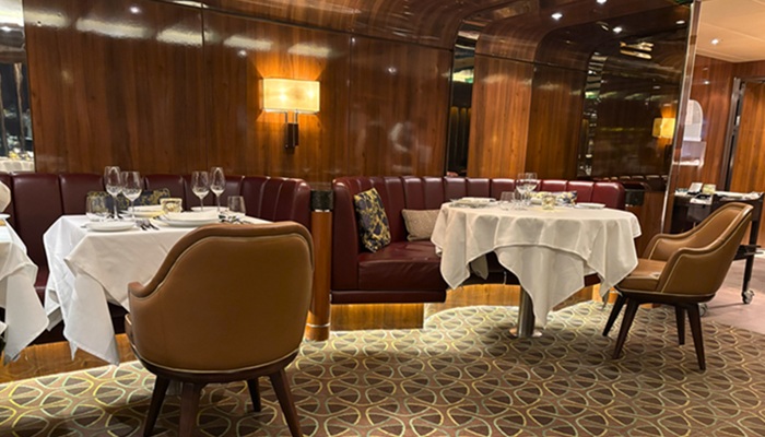 三井オーシャンフジ「北斎」の半円型ソファ席