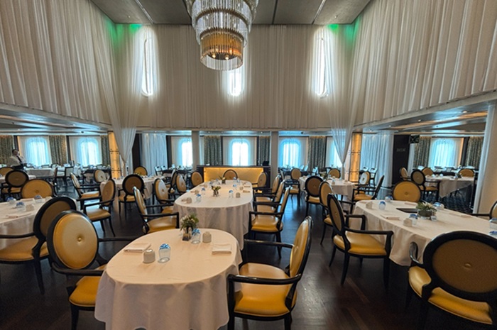 三井オーシャンフジのメインダイニング「ザ・レストラン富士」の内装
