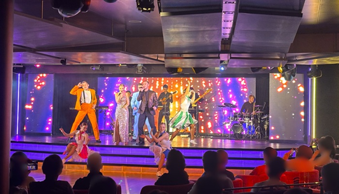 三井オーシャンフジのオーシャンステージで開催された華やかなプロダクションショーの様子