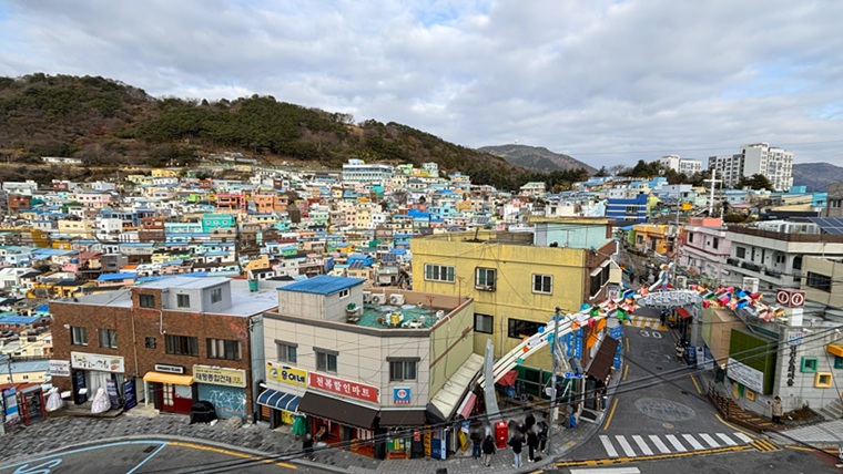 三井オーシャンフジの寄港地ツアーで訪れた釜山・甘川文化村のカラフルな街並み