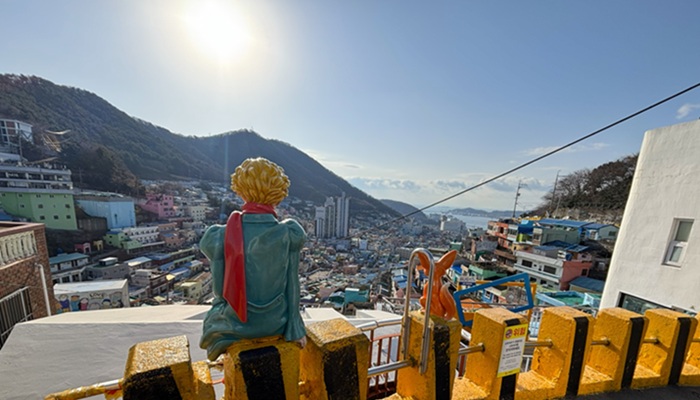 釜山・甘川文化村の「星の王子様とキツネ」像から見下ろすカ街並みと海の景色