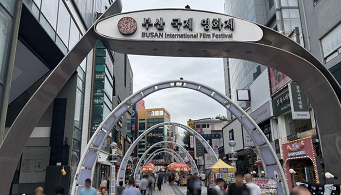 釜山・国際市場のメインストリートの風景