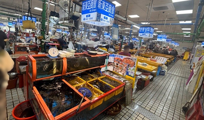 釜山のチャガルチ市場の屋内ビル