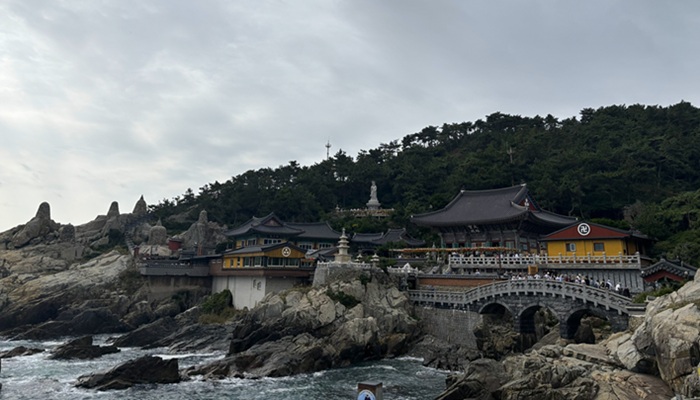 釜山・海東龍宮寺。海に面した断崖に建つ寺院の風景