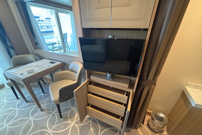 三井オーシャンフジ 客室 テレビ キャビネット