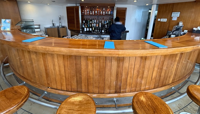 三井オーシャンフジ プールサイドバー 湖畔 屋外バー カウンター席 雰囲気 リゾート