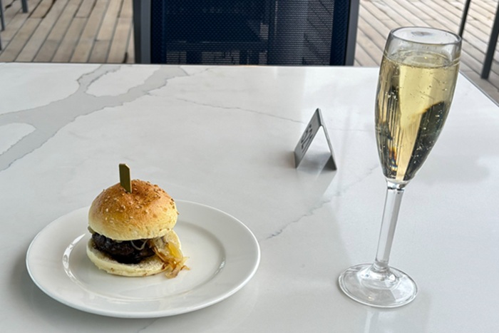 三井オーシャンフジ プールサイドバー 湖畔 ハンバーガー スパークリングワイン 無料 軽食