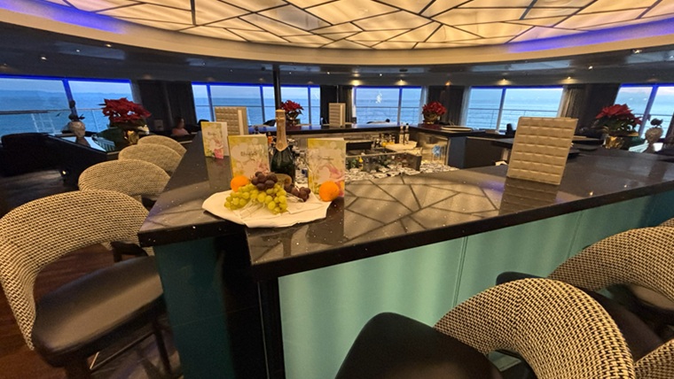 三井オーシャンフジ オブザベーションバー 36 の高級感あふれる店内の様子