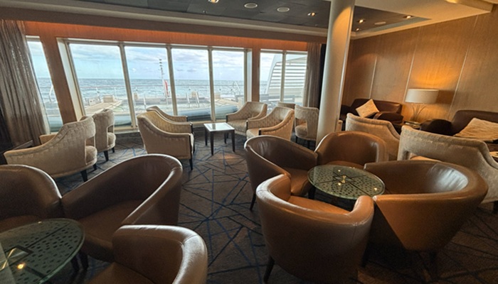 三井オーシャンフジ オーシャンクラブ&バー 店内 雰囲気 ソファ席 海が見える窓 昼間