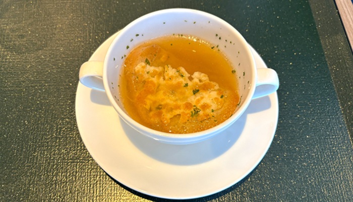 三井オーシャンフジのルームサービス「オニオングラタンスープ」