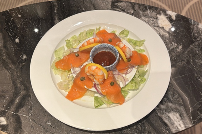 三井オーシャンフジのルームサービス「シュリンプカクテルとスモークサーモンの盛り合わせ」