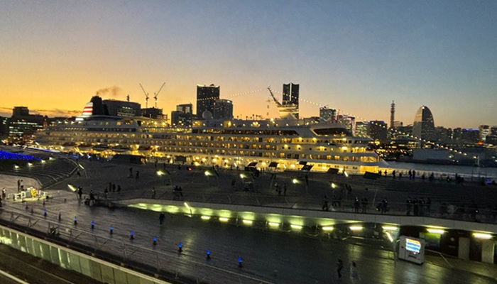 横浜港を出航する三井オーシャンフジと、隣に停泊する飛鳥II