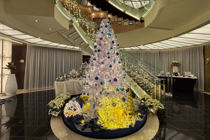 三井オーシャンフジ 中央吹き抜け アトリウム クリスマスツリー 船内