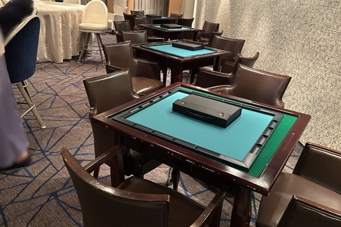 三井オーシャンフジのオーシャンカジノ内に並ぶ複数の麻雀卓。落ち着いた雰囲気の空間です。