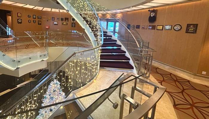 三井オーシャンフジ デッキ5 吹き抜けのらせん階段と寄港地の盾