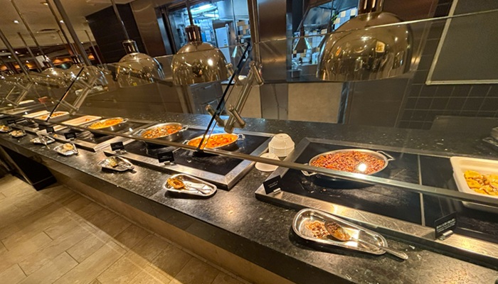 三井オーシャンフジ 八葉 夕食 ビュッフェ台 料理の並び