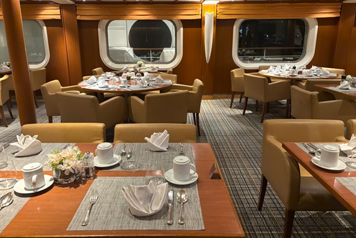 三井オーシャンフジ テラスレストラン八葉 店内 夜の雰囲気