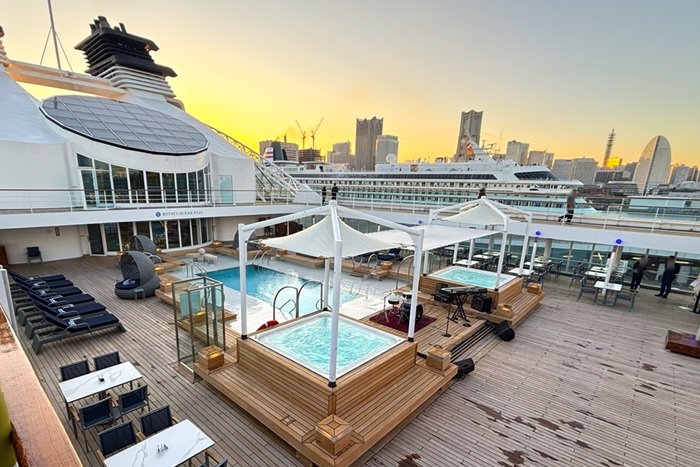 三井オーシャンフジ デッキ8にあるメインプール「プール湖畔」とジャグジーの夕景