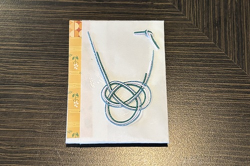 三井オーシャンフジの船内イベントで作った、紙とノリとはさみによる水引のペーパークラフト