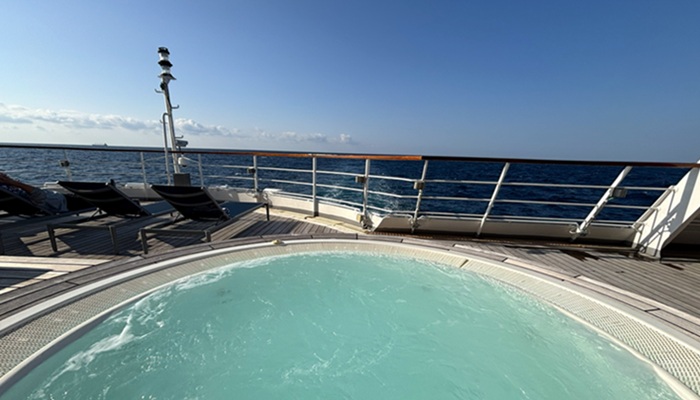 三井オーシャンフジ プールセルリアンのジャグジー越しに広がる水平線の景色
