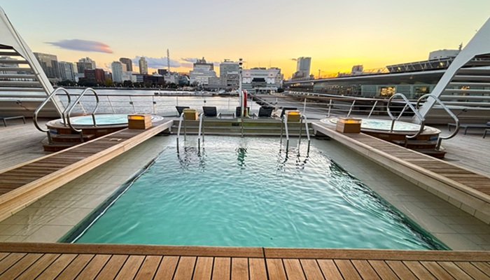 三井オーシャンフジ　デッキ5後方にある静かなプールセルリアンの全景