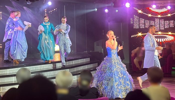 三井オーシャンフジ メインショー「BRAVO（ブラボー）」で華麗なパフォーマンスを披露するシンガーとダンサー