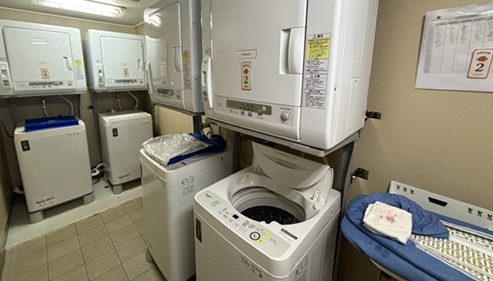 三井オーシャンフジのデッキ5にあるセルフランドリー室内の様子。洗濯機と乾燥機、アイロン台が完備されています。