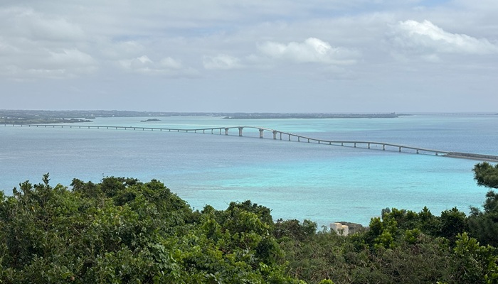 伊良部島の牧山展望台から見下ろす伊良部大橋とエメラルドグリーンの海