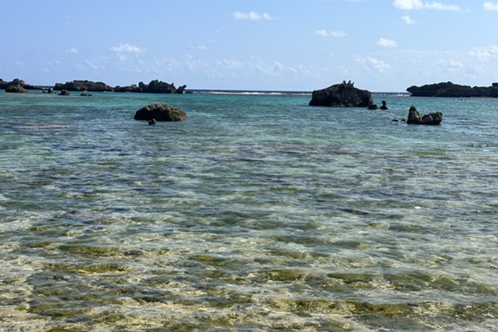 宮古島シギラビーチの透明度。手前の浅瀬から広がるエメラルドグリーンの海と点在する岩礁