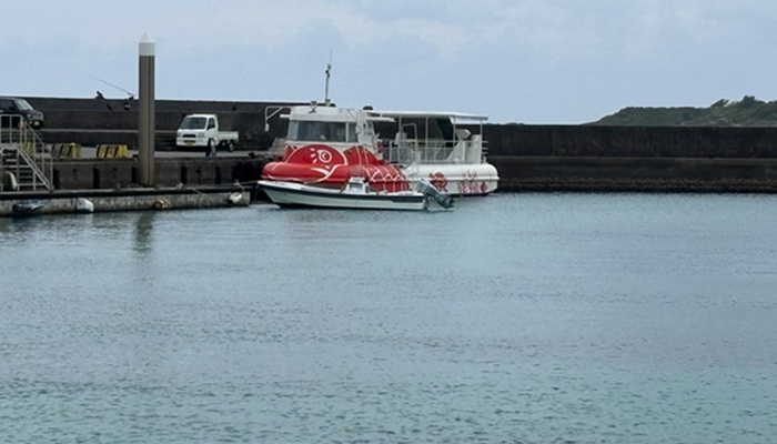 シギラビーチから出発する半潜水式水中観光船シースカイ博愛の外観