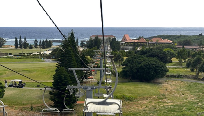 ザ シギラリフト オーシャンスカイからの眺め。ゴルフ場越しに宮古島の青い海を一望するペアリフト