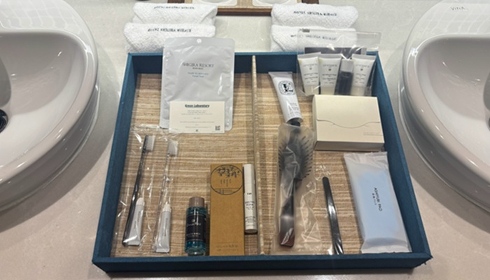 シギラミラージュ客室の洗面台に用意されたアメニティ。箱に収められた歯ブラシやレザーなどのセット