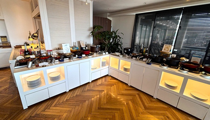 シギラミラージュ「タートルベイ」の広々としたビュッフェカウンターと料理