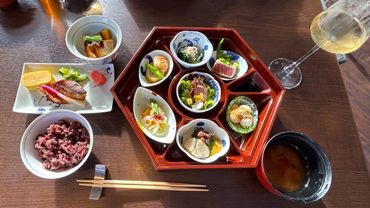 琉球伝統の器「東道盆」に盛り付けられたシギラミラージュ蜃気楼の和食御膳