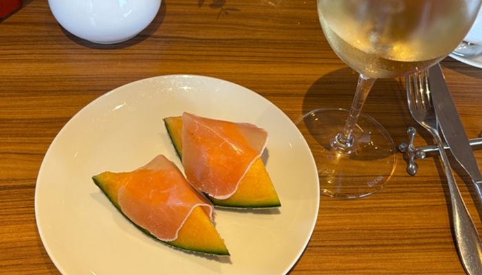 シギラミラージュの朝食ビュッフェで、宮古島産メロンに生ハムをトッピングした一皿