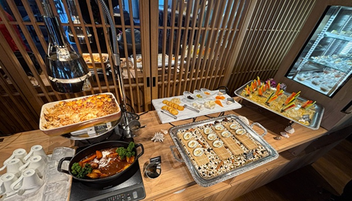 シギラミラージュ「ザ クラブラウンジ」のバータイム（カクテルタイム）ビュッフェ台。盛り付けられたオードブル