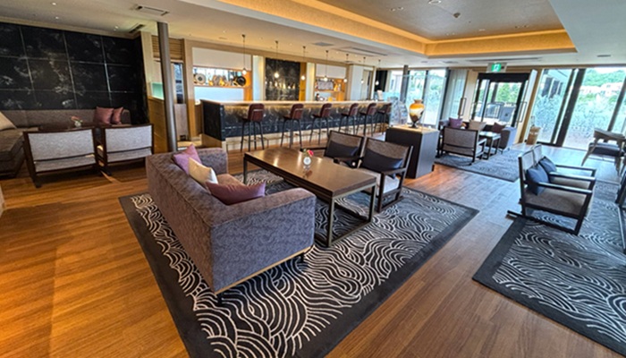 シギラミラージュ「ザ クラブラウンジ」の内観。広々としたソファ席とバーカウンターがある開放的な空間